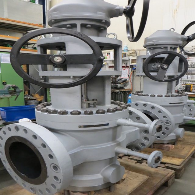 Lift plug valve